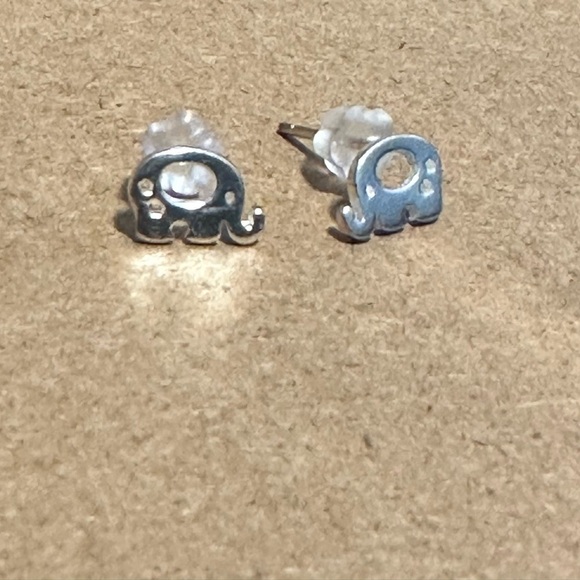 Jewelry - Cute Silver Elephant Studs